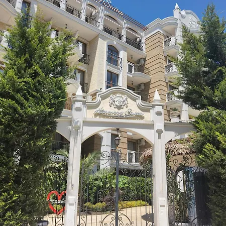 Harmony Suitеs 公寓 阳光海滩